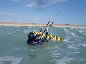 stage kitesurf Quiberon élève débutant waterstart avac planche de kitesurf et aile de kitesurf