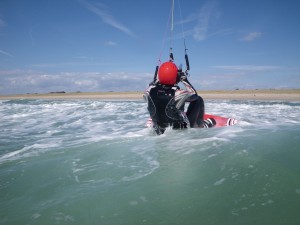 stage kitesurf Quiberon élève débutant ses premières glisses avec la planche de kitesurf et l'aile de kitesurf