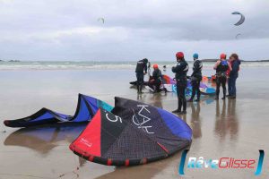 cours kitesurf quiberon. Une séance de kitesurf avec les élèves sur la plage. 