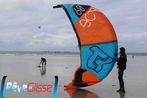 cours kitesurf quiberon séance de kitesurf sur la plage avec bonne brise décollage de l'aile au vent en s'aidant des lignes et de la barre de kitesurf