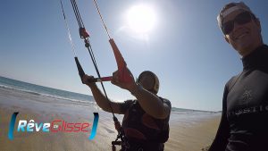 Ecole kitesurf Quiberon : le premier cours de pilotage avec un vrai kite et dans l'eau rapidement